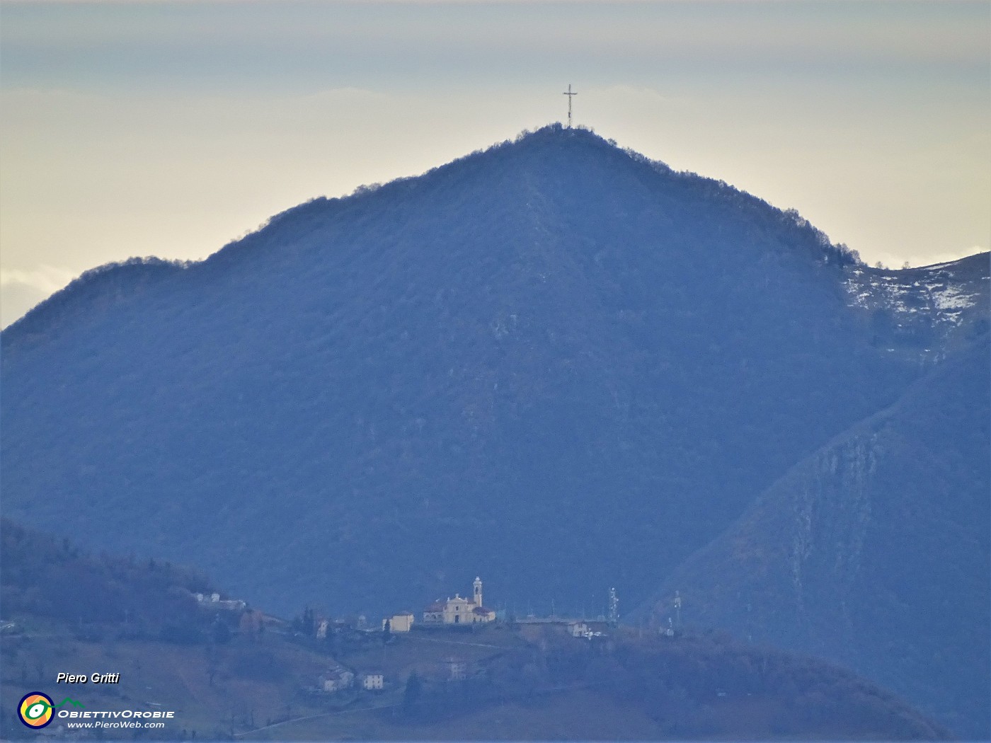 38 Maxi zoom verso il Canto Alto (1146 m) con S. Antonio Abbandonato in primo piano.JPG